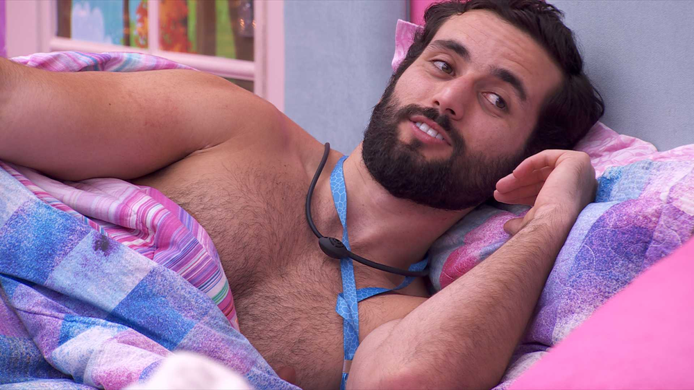 No BBB 24, Matteus fala para Isabelle: ‘Deita aqui do meu lado e vamos conversar’