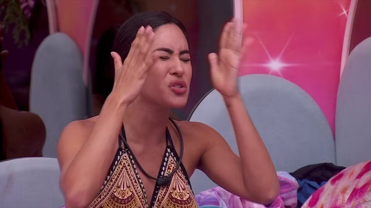 Isabelle desce de cima do muro e aponta incoerência de Beatriz na cara dela no BBB 2024