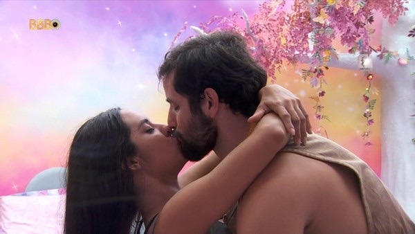 BBB24: Matteus e Isabelle dão beijo de cinema e web enlouquece