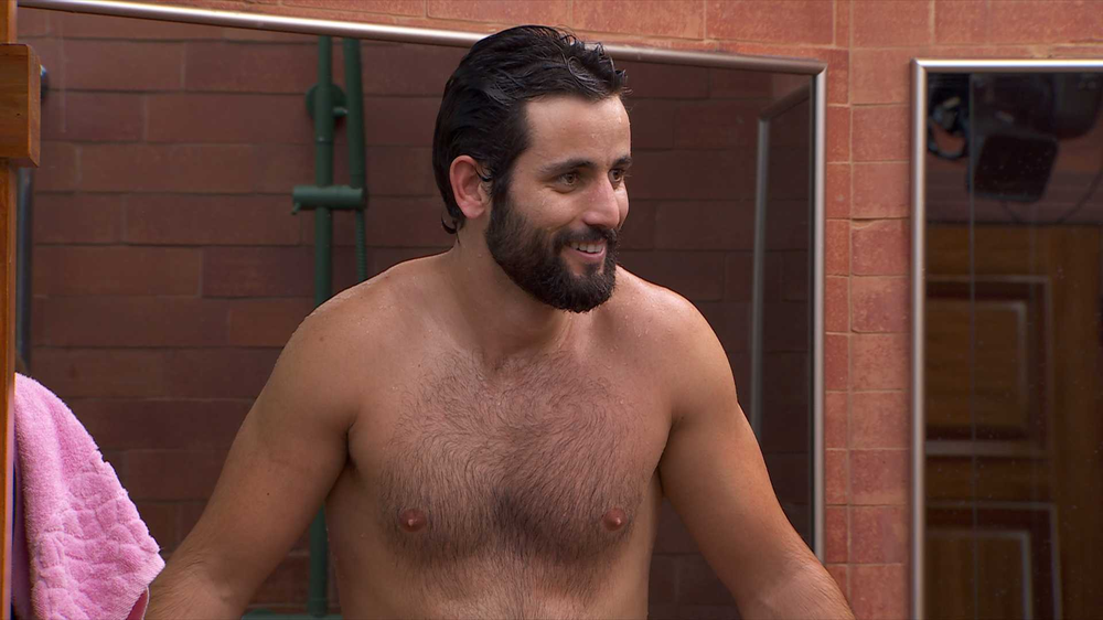 Isabelle, do BBB 24, oferece ajuda a Matteus no banho