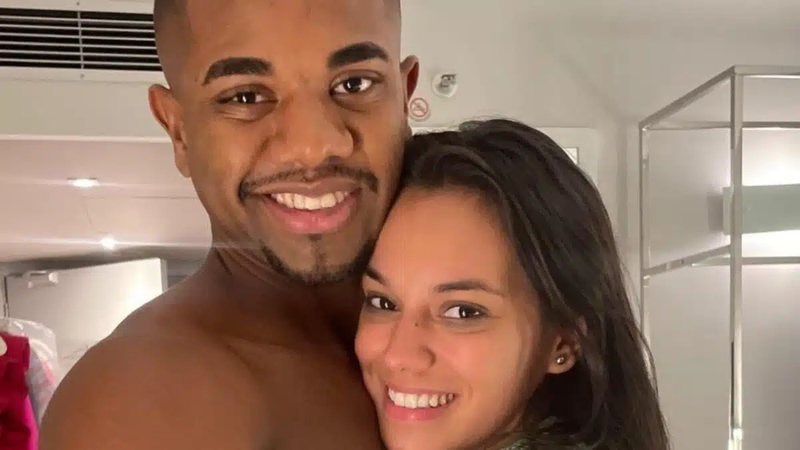 Alane e Davi passam mais de três horas trancados em quarto de hotel