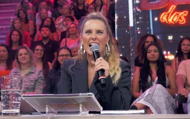 Carolina Dieckmann tem segredo exposto no Domingão: ‘Não vamos falar sobre isso!’