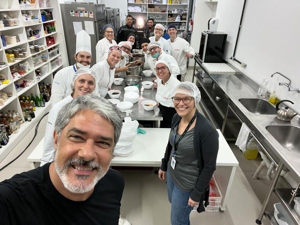 William Bonner faz selfies com cozinheiros de abrigo no Rio Grande do Sul durante cobertura do JN