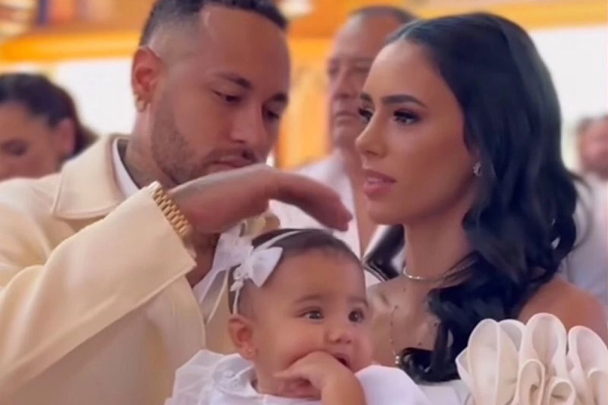 Neymar divulga fotos do batizado da filha, detalhe chama a atenção e dá o que falar