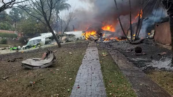 Avião com 62 pessoas a bordo cai em Vinhedo, no interior de SP; vídeo mostra queda