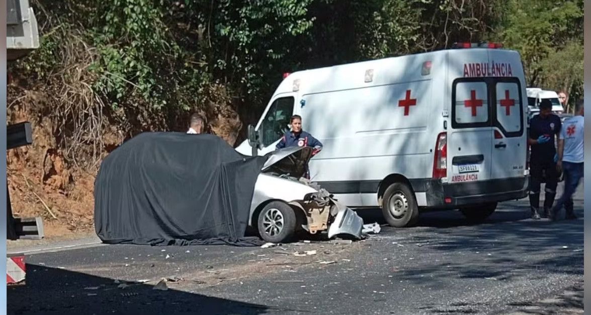 VÍDEO: Acidente grave entre caminhão baú e carro deixa vítimas fatais na ES-482 e mobilza os bombeiros