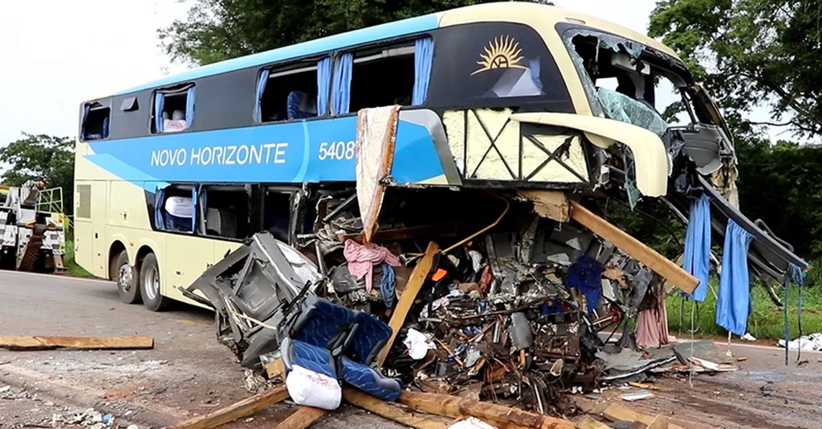 Segunda de luto: Grave acidente de ônibus deixa mais de 20 alunos mortos, eles t… Ver mais