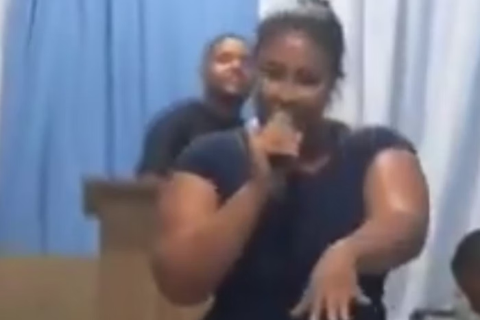 Fim dos Temp0s: Esposa do Pastor Expõe Traição Durante o Culto: “Foi Com Ela…Veja o vídeo